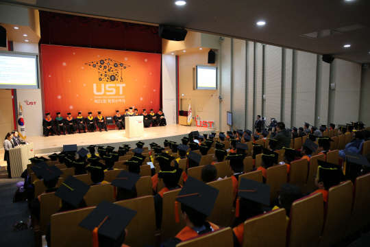 과학기술연합대학원대학교(UST)는 19일 오후 대전 UST 본부 강당에서 '2016년 전기 학위 수여식'을 열고, 과학기술 분야 석·박사 고급인력 136명을 배출했다. UST 제공